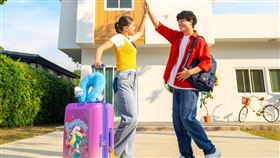 American Tourister+藍色小精靈打造超Q旅行藏品。（圖／品牌業者提供）