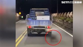 小狗遭鐵鍊拴車斗！貨車「沿路貼地」拖行