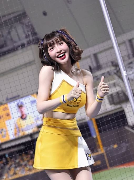 中信兄弟啦啦隊8月只出席大巨蛋賽事。（圖／翻攝自IG @qun_04）