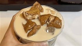 中國四川江油市一款「肥腸咖啡」近日在網路上爆紅，吸引許多饕客朝聖。(圖／翻攝微博)