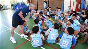 台灣男籃總教練圖奇相當受到小朋友歡迎。（圖／全球人壽提供）