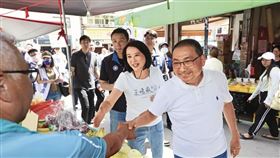 王鴻薇所屬的北市中山區，擁有相當軍警人口，因此邀請警察出身的新北市長侯友宜掃街催票。（鏡報林煒凱）