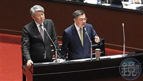 政府對中資來台管制越來越嚴格。圖為行政院長卓榮泰（右）與經濟部長郭智輝（左）。
