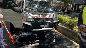 ▲北市1部民間救護車與機車碰撞，男騎士受困車底被救出送醫。（圖／翻攝畫面）