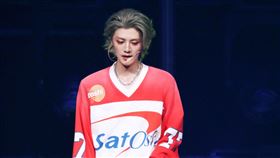 ▲鹿晗明顯暴瘦。（圖／翻攝自微博）