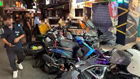 八里區晚間發生嚴重車禍，疑因感情糾紛釀禍。（圖／翻攝畫面）