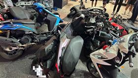 路邊無辜人車全遭波及，場面相當混亂。（圖／翻攝畫面）