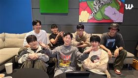 ▲BTS防彈少年團昨（1日）晚間開直播，7人久違合體。（圖／翻攝自Weverse）