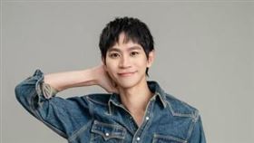 Andy老師與派偉俊合作推出首支單曲〈我已不是那個誰〉。（圖／翻攝自IG）