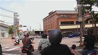 禮讓救護車　59歲女騎士遭追撞翻滾畫面曝