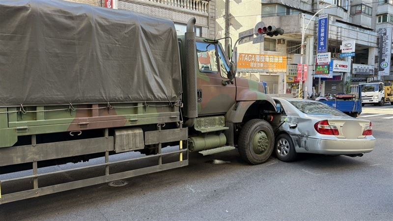 軍用卡車與汽車發生車禍事故現場。（圖／翻攝畫面）