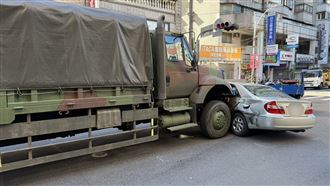 嫌軍卡開太慢超車被猛撞　遭推擠側面全毀