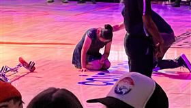 ▲NBA知名中場雜耍藝人小紅熊貓表現出意外，從高空重摔到地面。（圖／翻攝自X平台 @Scott Agness）