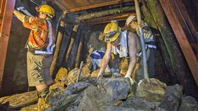 近8旬礦工助修復本山五坑（2）台灣少數保存完整的金礦坑道「本山五坑」近年木構腐朽、石塊崩落，因此請擁有數十年資歷、年近8旬的老礦工們協助修繕，他們強忍礦坑潮濕環境，鑿鑽坑壁、搬運與架設鋼骨等，希望能讓台灣礦業歷史繼續流傳。（黃金博物館提供）中央社記者高華謙傳真  111年10月9日