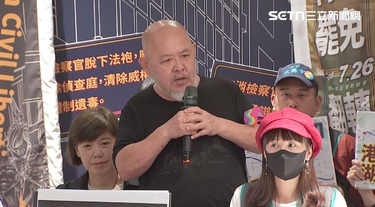 導演林正盛出席「雙北串騎青鳥冬鹿&罷免是愛反共護台晚會」記者會挺罷免。(圖/翻攝畫面)