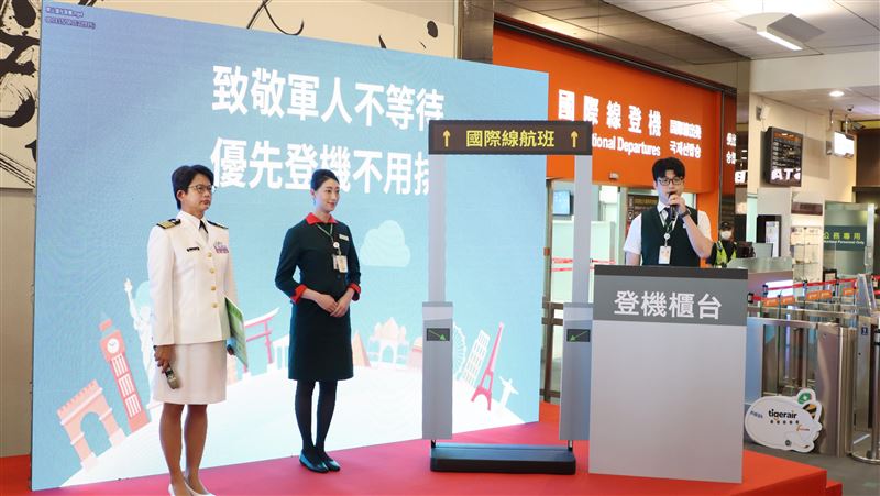 國籍航空自7月起推動「軍人優先登機」服務，獲得民間好評。（圖／民航局提供）