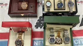 蔡男所偷的贓款跟贓物。（圖／翻攝畫面）