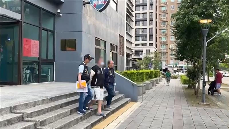 蔡男被警方移送。（圖／翻攝畫面）