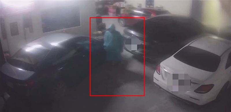 蔡男穿雨衣行竊過程。（圖／翻攝畫面）