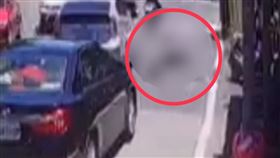 工人身露半截，被轎車當場輾過。（圖／翻攝畫面）