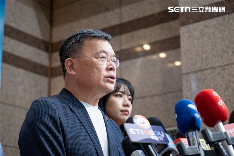 即將卸任的國民黨文傳會主委林寬裕回應,這是明顯的政治性辦案,國民黨相信被羅織罪名的無辜者,也一定力挺他們爭取合法權益。(圖/記者楊士誼攝影)