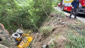 台東縣達仁鄉今天發一起車輛墜谷事件，一輛預拌凝土車行經台9戊線時，疑因過彎失控，墜入約10公尺深的邊坡，還有油料外漏情況，司機一度受困車內無法逃生，直到警消人員到場救援才將他救出送醫，目前暫無生命危險。