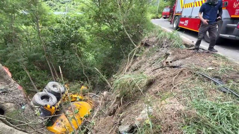 水泥車過彎失控墜落山谷。（圖／翻攝畫面）