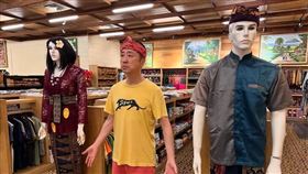 哈林到印尼逛百貨，假裝是假人模特兒逗粉絲樂開懷。（圖／翻攝自哈林IG)
