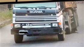 砂石車疑蓄意輾死流浪犬  警依動保法函送車主嘉義縣水上鄉永欽二號橋旁防汛道路13日發生砂石車疑蓄意輾死流浪犬，警方據報查詢砂石車的車籍資料，為附近工程運送砂石的車輛，已通知車主近日到案說明。（嘉義縣政府家畜所提供）中央社記者黃國芳傳真  113年10月17日