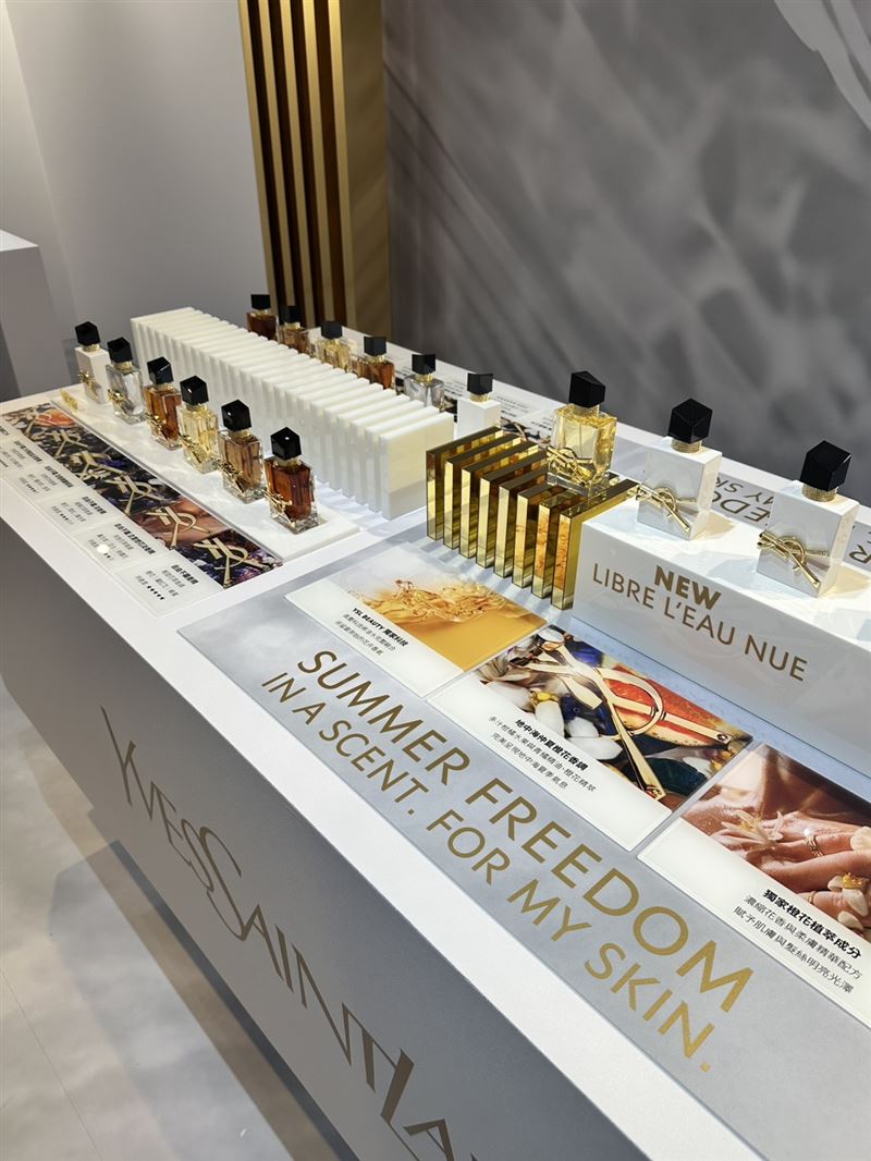 YSL《仲夏度假 VILLA》快閃店。(圖/記者王培驊攝影)