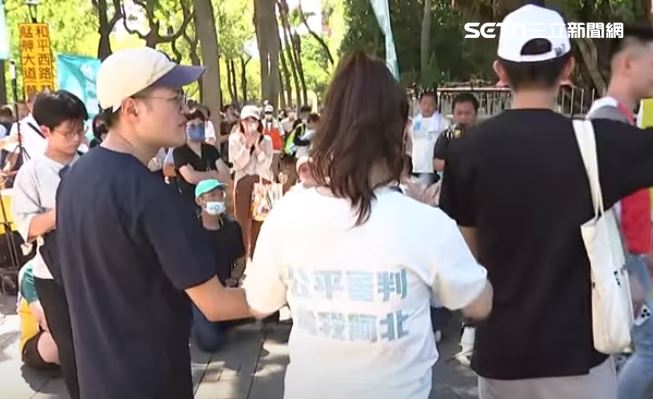 &nbsp;小草（右）表示，若要上戰場他義無反顧投誠解放軍。（圖／翻攝畫面）