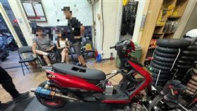 廖男經常騎著紅色改裝車擾民，最終慘遭警方逮捕。（圖／翻攝畫面）