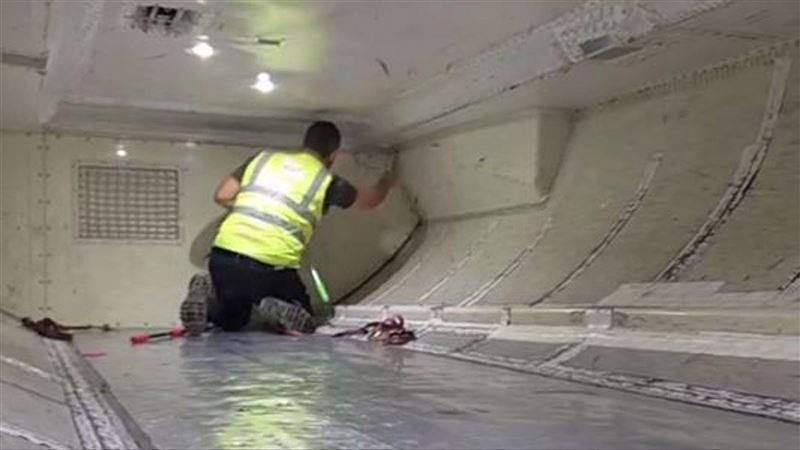 澳航班有蛇！專家急抓蛇　搞到差點拆飛機