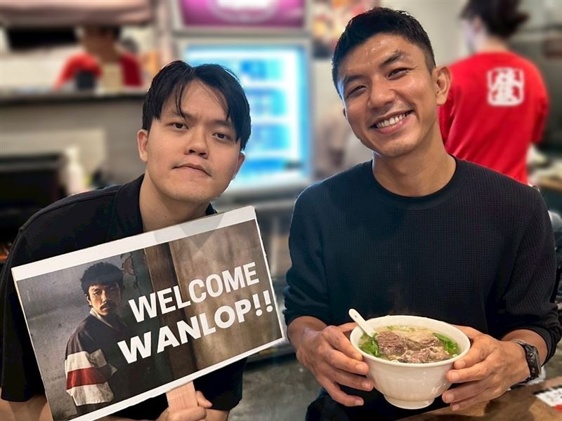 泰籍影帝萬洛·隆甘迦(右) 一下機直喊:「要吃牛肉麵!」 。(圖/牽猴子提供)