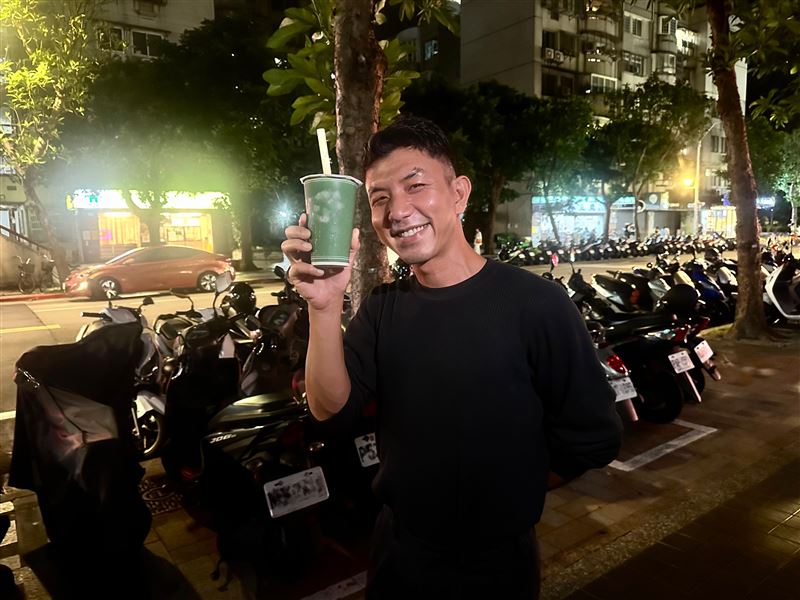 泰籍影帝萬洛·隆甘迦再度抵台,體驗在地美食綠豆沙。(圖/牽猴子提供)