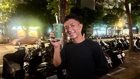 ▲泰籍影帝萬洛·隆甘迦再度抵台，體驗在地美食綠豆沙。（圖／牽猴子提供）