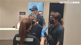 ▲黃男兒子抵達殯儀館陪同相驗。（圖／翻攝畫面）