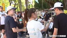 ▲小草（右）稱，若要上戰場「義無反顧投誠解放軍」。（圖／翻攝畫面）