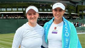 ▲詹皓晴這次再攜捷克名將卡雷茨科娃（Barbora Krejcikova）出擊，首輪直落二擊敗美哈搭檔，晉級溫網女雙32強。（圖／詹皓晴提供） 