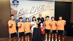 安聯人壽總經理羅偉睿(右四)與足球親善大使許淑華(左四)偕同醒吾女足出席記者會。（圖／主辦單位提供）