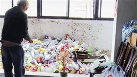 死者的兒子至今仍住在凶宅中，過著艱困的生活。（翻攝東森新聞）