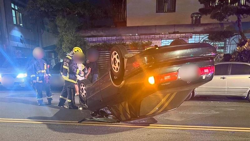 開車恍神！轎車自撞四輪朝天　台中男爬出