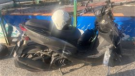 新北捷運環狀線施工意外鋼筋掉落砸到機車騎士。（圖／翻攝畫面）