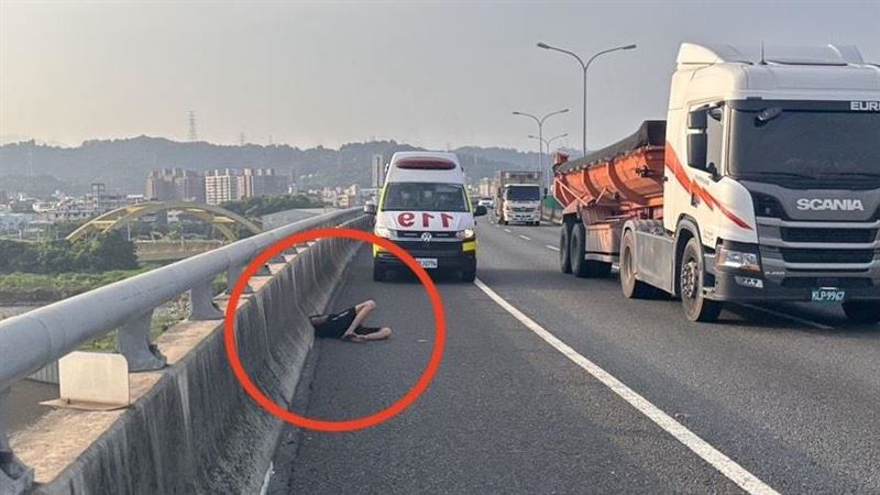 行經台74突身體不適！台中伯竟躺路肩休息