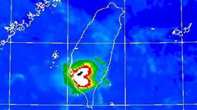 ▲台灣上空出現愛心雲系。（圖／翻攝自鄭明典臉書）