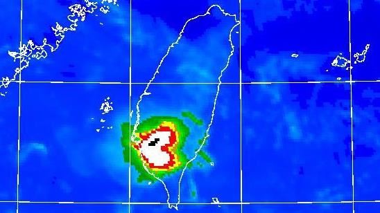鄭明典嗨PO雲圖　驚見台灣上空「愛心」