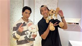 修杰楷跟蕭敬騰到西門町夾娃娃。（圖／修TIME提供）