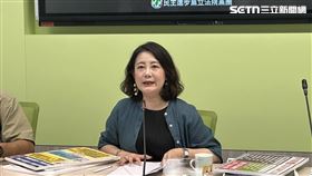 民進黨立院黨團於黨團記者室召開「國民黨就是砍國防預算的慣犯 現在還有民眾黨當幫兇」記者會,立委沈伯洋、吳思瑤出席(圖/記者詹宜庭攝影)