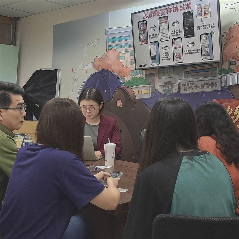 台灣民間反詐騙協會律師團面談臉書詐騙被害人。為保護被害人,照片經變色處理。(圖/台灣民間反詐騙協會提供)