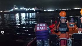 印尼東爪哇省（East Java）一艘搭載65人的渡輪在前往峇里島（Bali）途中沉船，造成至少4人死、38人失蹤，目前印尼國家搜救總署（BASARNAS）持續搜救中。（圖／翻攝自IG@sar_nasional）